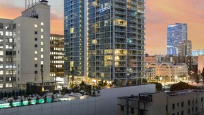 Un hôtel de grande hauteur doté de nombreux balcons, d’une piscine sur le toit et d’une architecture moderne.