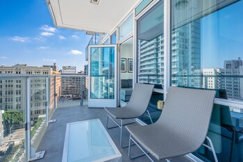 Hotel room view looking out at Level Los Angeles Downtown - South Olive