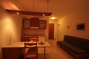 Studio | Private kitchenette | Mini-fridge, electric kettle
