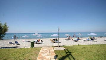 Plage, chaises longues, parasols