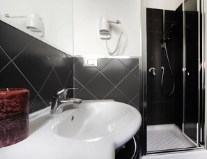 Shower, free toiletries, hair dryer, bidet - The One Vaticano Rooms (Rome)