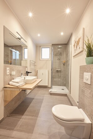 Apartamento luxo, suíte, vista para a cidade | Banheiro