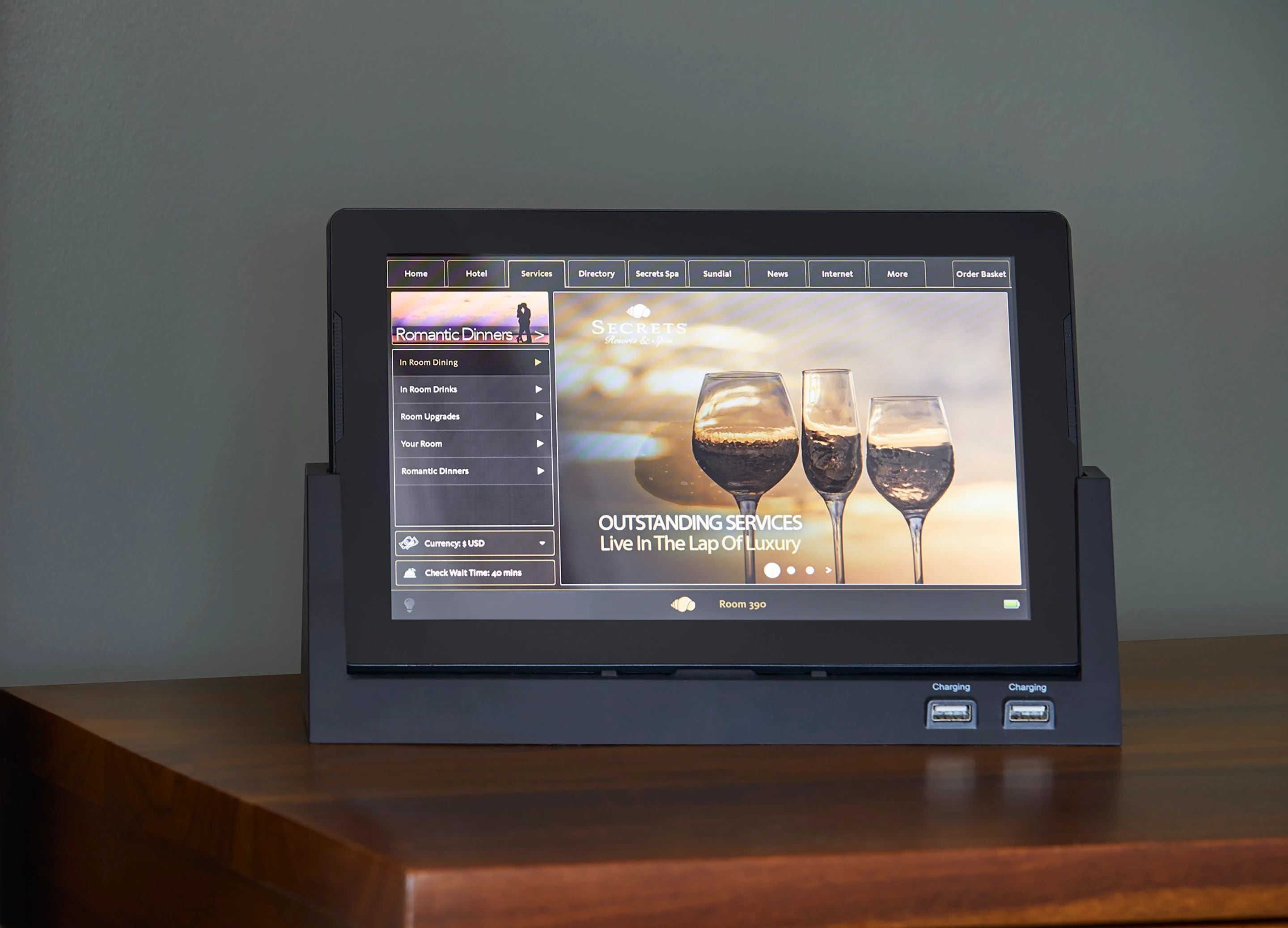 Una tableta mostrando un menú de servicios del hotel con opciones como 'Servicio a la habitación' y 'Mejoras de habitación'.