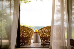 Preferred Club Presidential Suite | Premium bedding, down comforters, individually decorated, desk