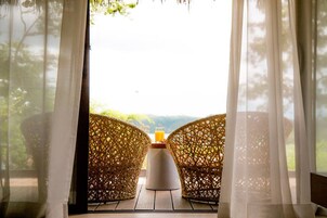 Preferred Club Presidential Suite | Premium bedding, down comforters, individually decorated, desk