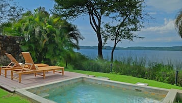 Preferred Club Junior Suite King Plunge Pool | 2 phòng ngủ, bộ đồ giường cao cấp, chăn bông, trang trí khác biệt