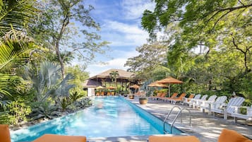 3 Außenpools, Cabañas (kostenlos), Sonnenschirme