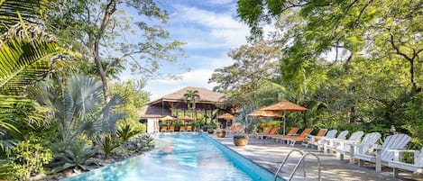 3 kolam renang outdoor, dengan cabana gratis dan payung kolam renang