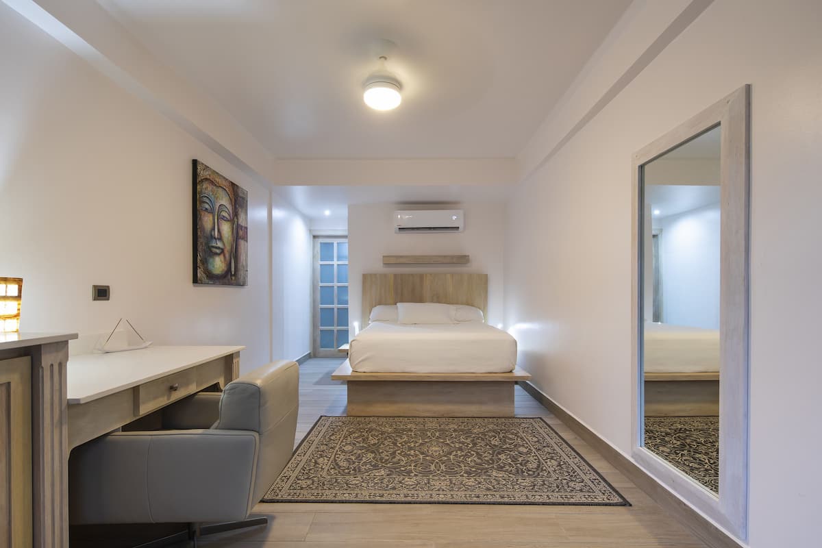 Kamer, 1 queensize bed, uitzicht op zwembad | 1 slaapkamer, luxe beddengoed, een kluis op de kamer