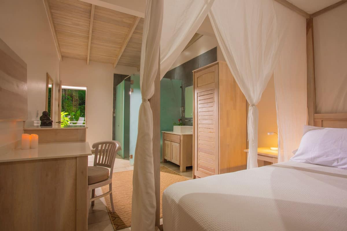 Jungle Queen | Premium bedding, in-room safe, individually furnished, free WiFi