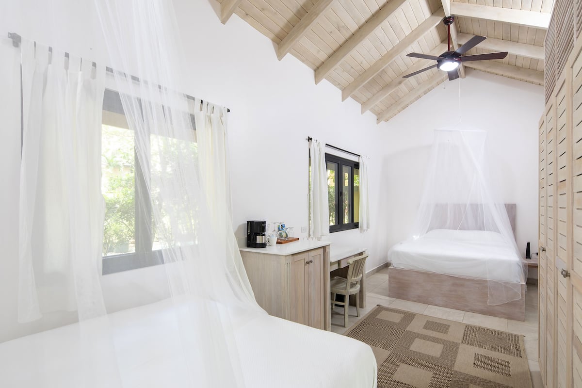 Tweepersoonskamer, 2 queensize bedden | 1 slaapkamer, luxe beddengoed, een kluis op de kamer