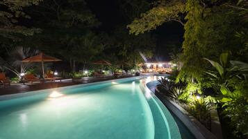 3 outdoor pools, free cabanas, pool umbrellas