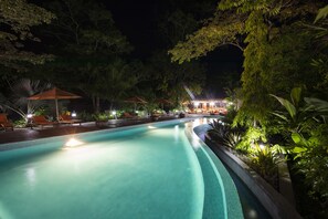 3 outdoor pools, free cabanas, pool umbrellas