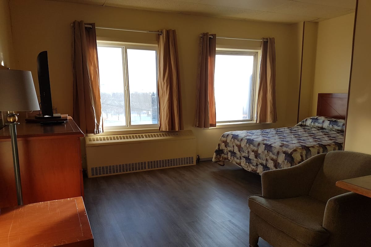 Standard Room, 1 Queen Bed | WiFi (free)