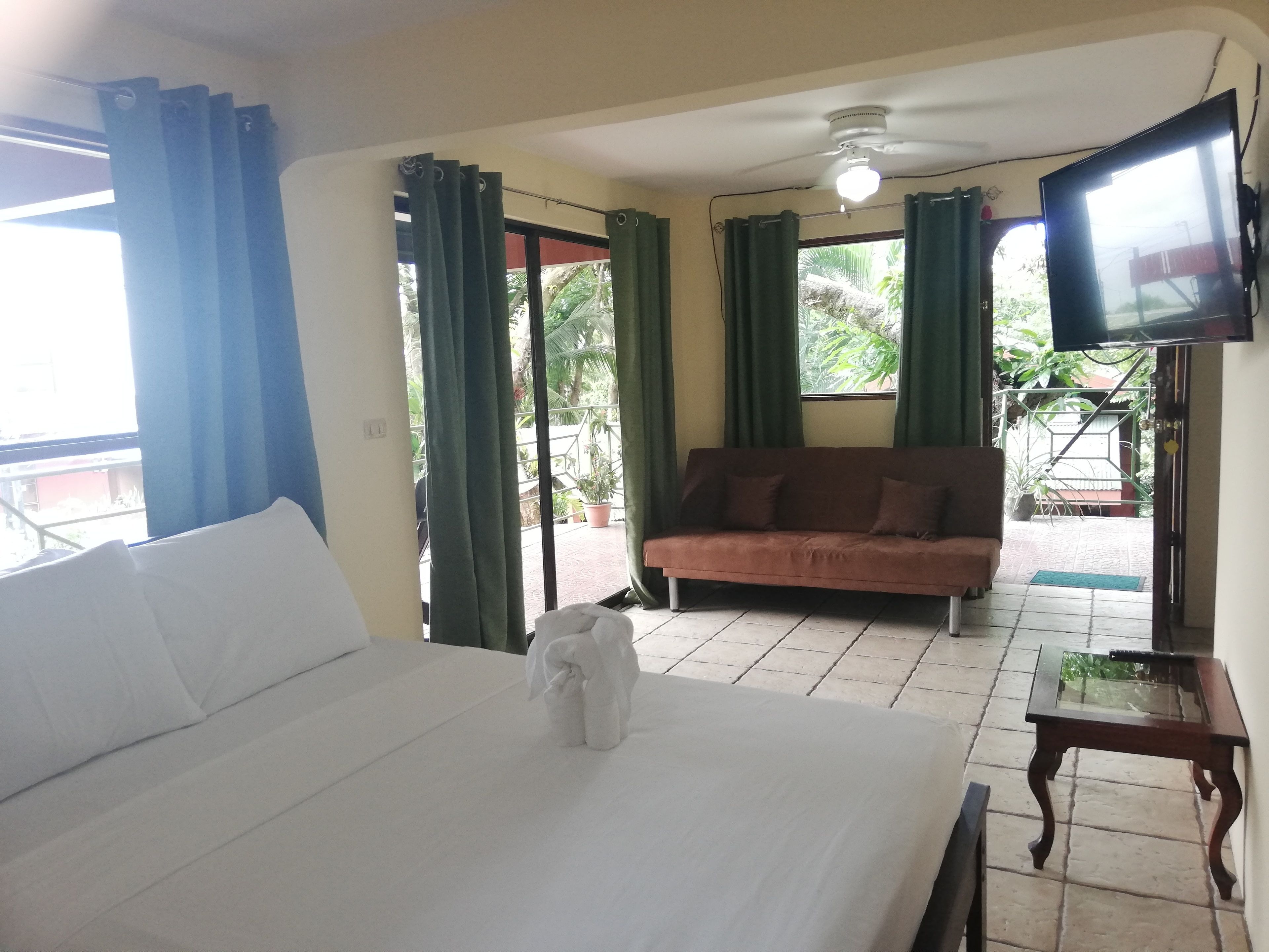 Habitación y área de descanso de Paradise Inn, Manuel Antonio
