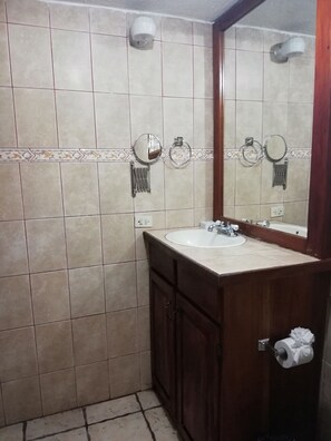Villa | Bathroom | Shower, free toiletries, hair dryer, towels - Paradise Inn (Quepos)