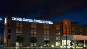 Un hotel con un letrero llamativo que dice 'Copper Canyon Boutique Hotel'.