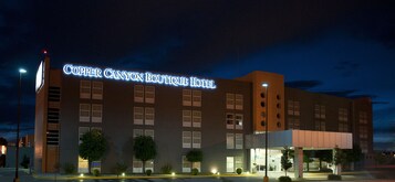 Fachada de la propiedad por la tarde o noche