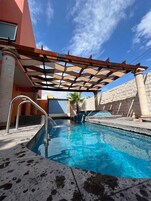 Una piscina al aire libre