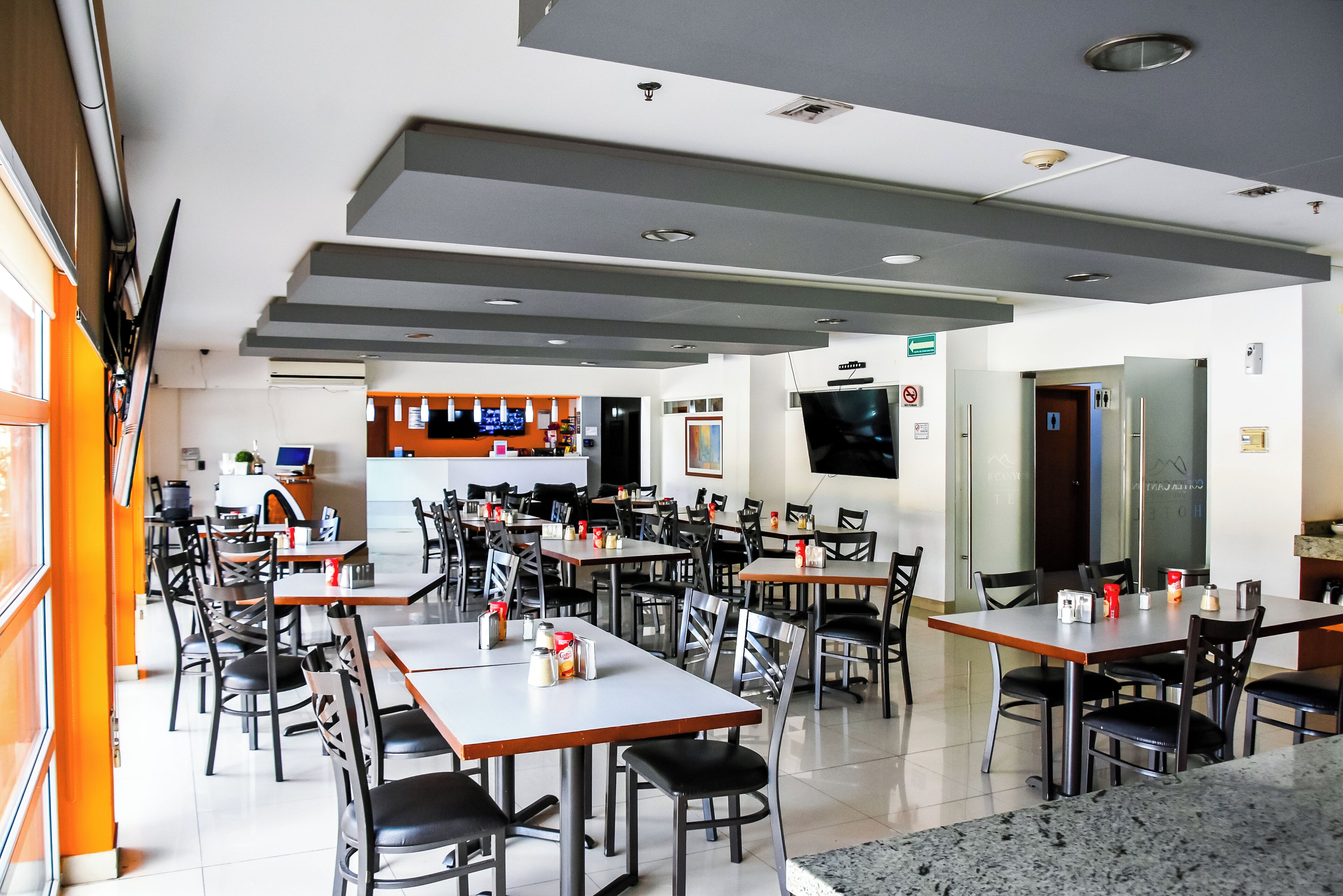 Se sirven desayunos, comidas, cenas y cocina regional 