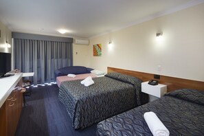 Habitación triple | Caja de seguridad en la habitación, escritorio y cortinas blackout 