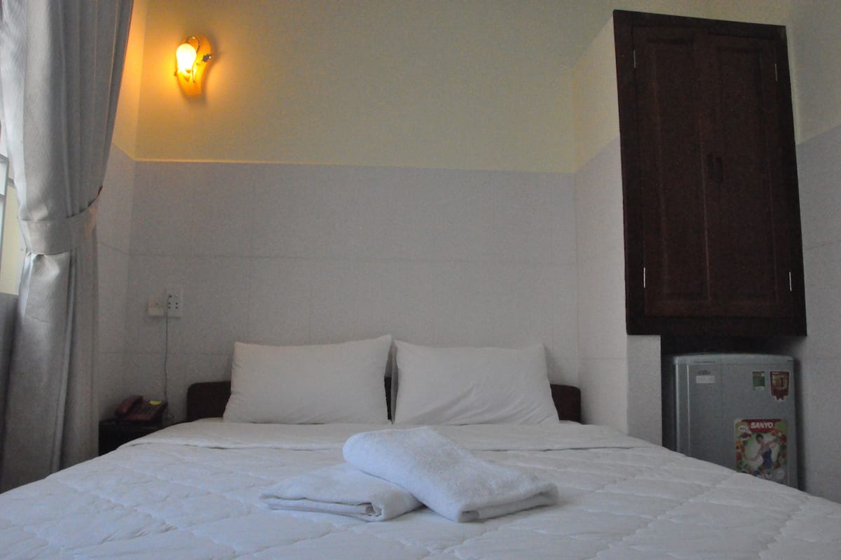 Ropa de cama de alta calidad, escritorio y cortinas blackout