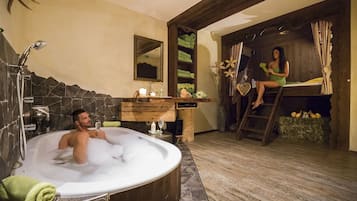 Parihoitohuone(ita), sauna, poreallas, höyrysauna, vartalohoitoja