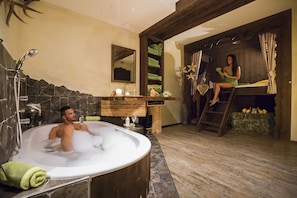 Parihoitohuone(ita), sauna, poreallas, höyrysauna, vartalohoitoja