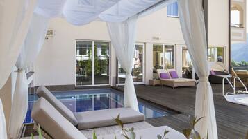 Innenpool, Außenpool, Liegestühle