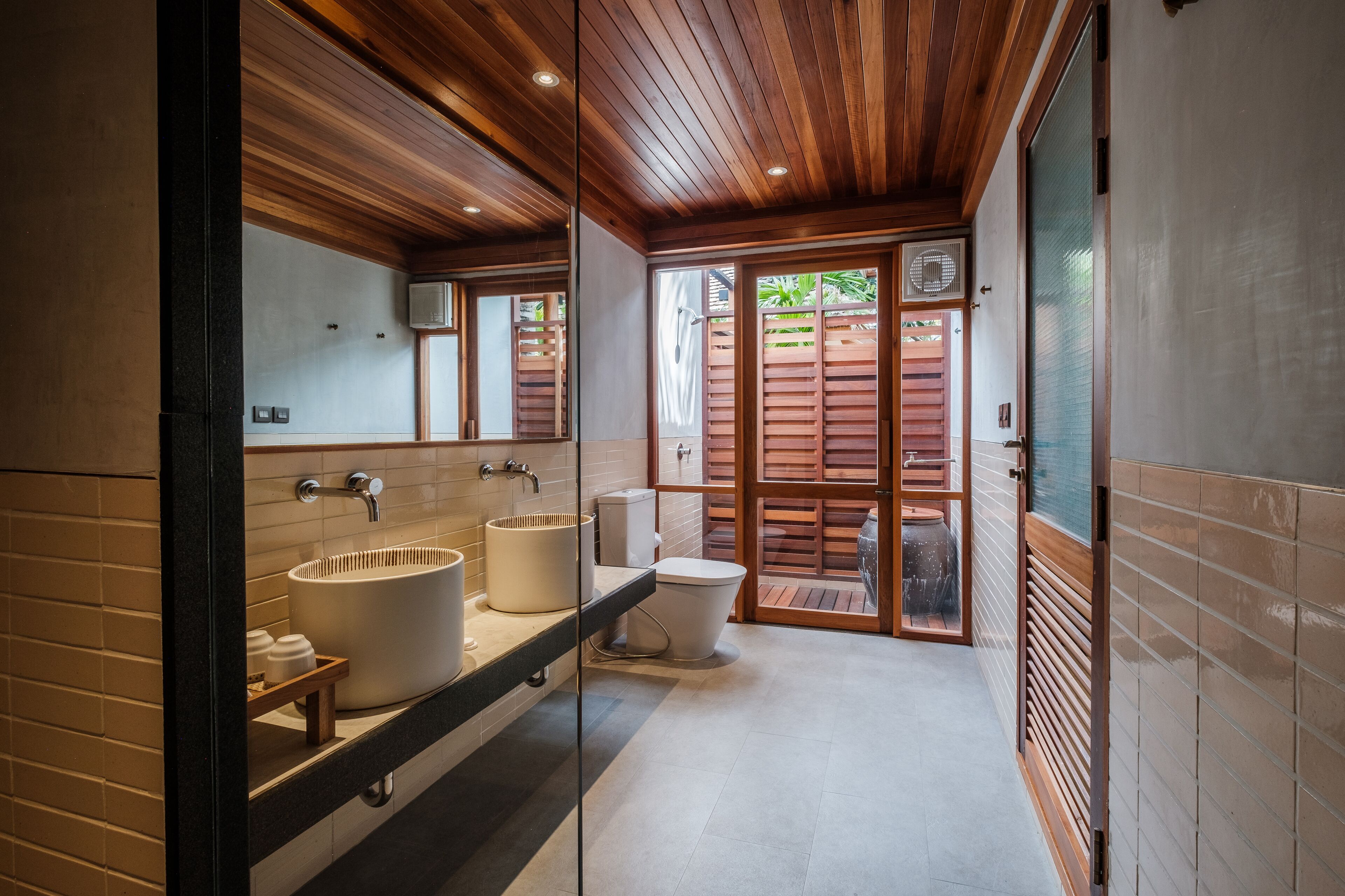 executive suite | bathroom | separate bathtub and shower, free toiletries, hair dryer, bathrobes