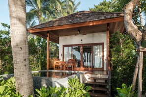 Beachfront villa, 1 Bedroom with jacuzzi | Beach/ocean view