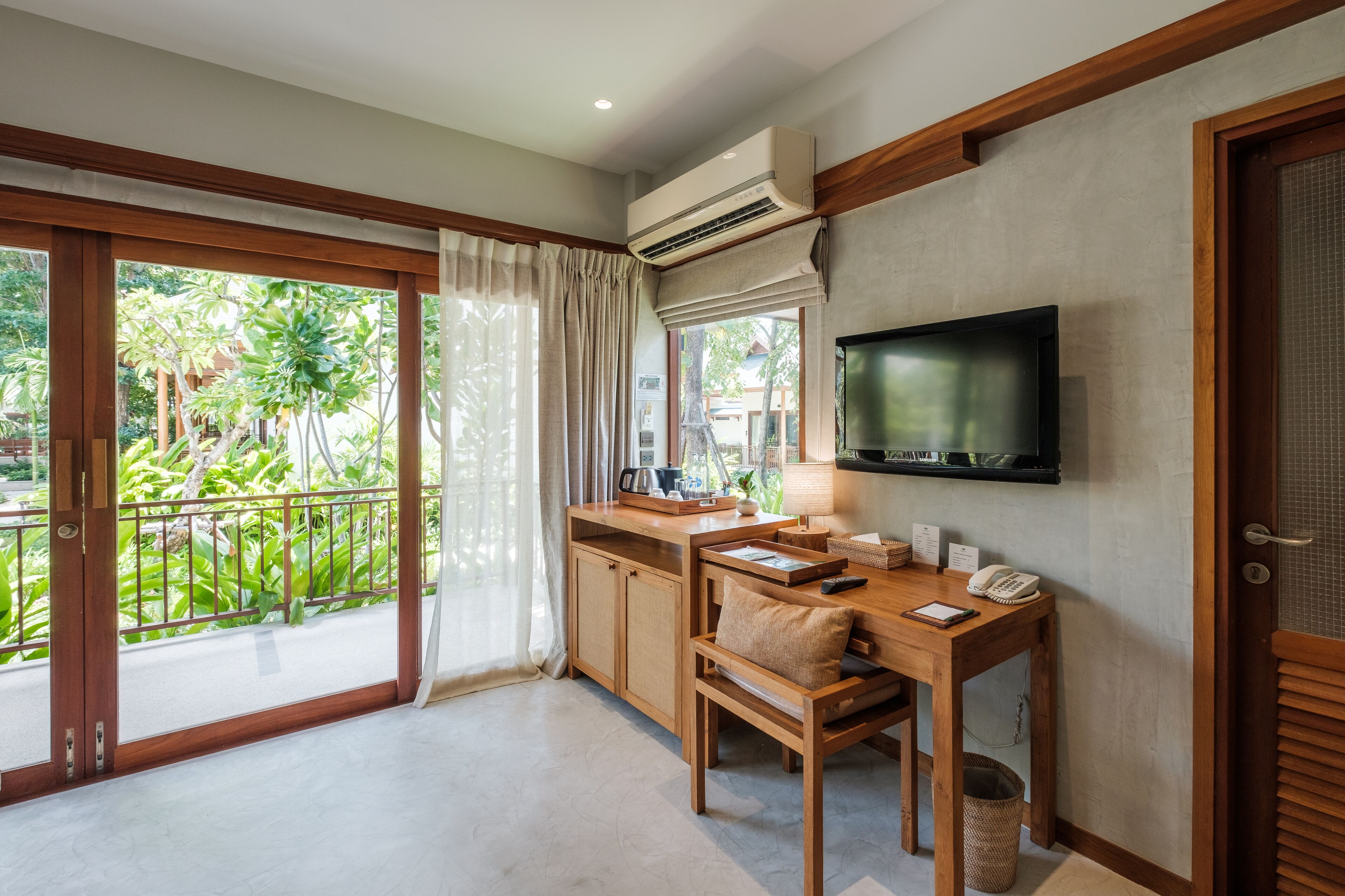 deluxe garden room | minibar, in-room safe, desk, iron/ironing board