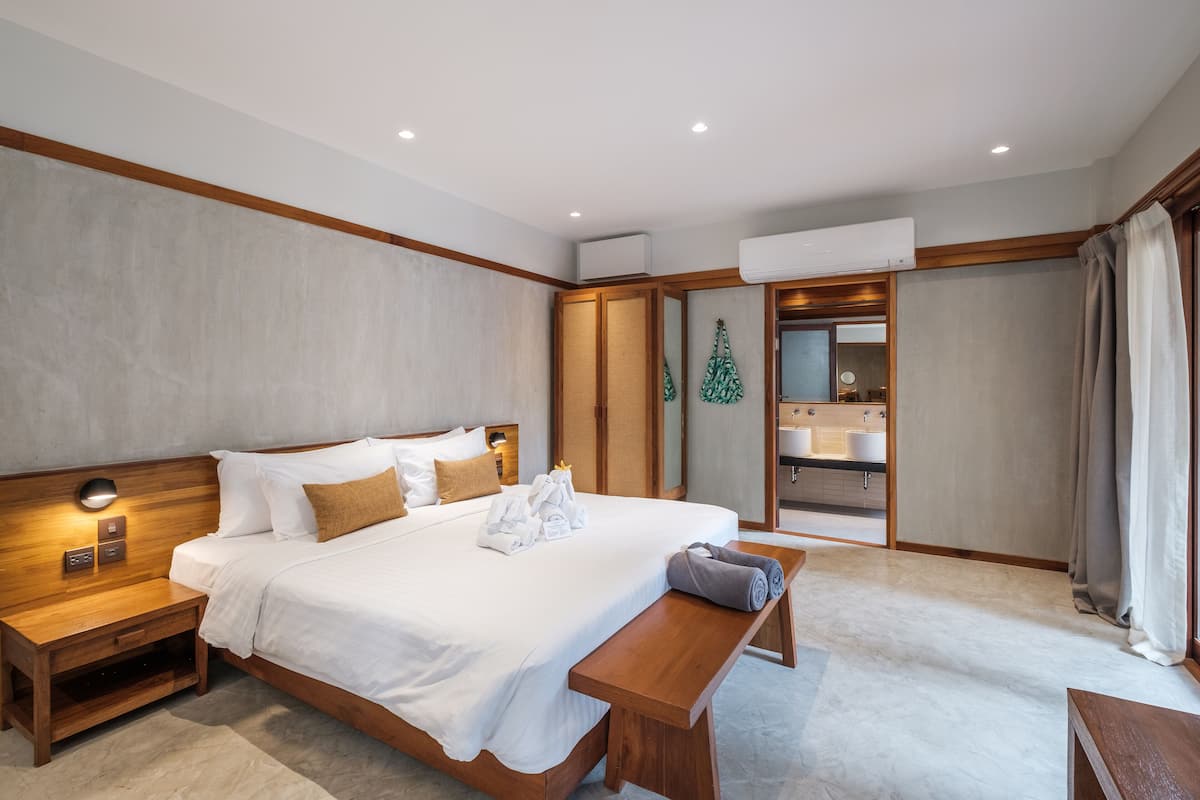 Executive Suite | Minibar, in-room safe, desk, iron/ironing board