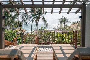 Premium 2 Bedroom with roof deck and Seaview | Utsikt mot strand/hav