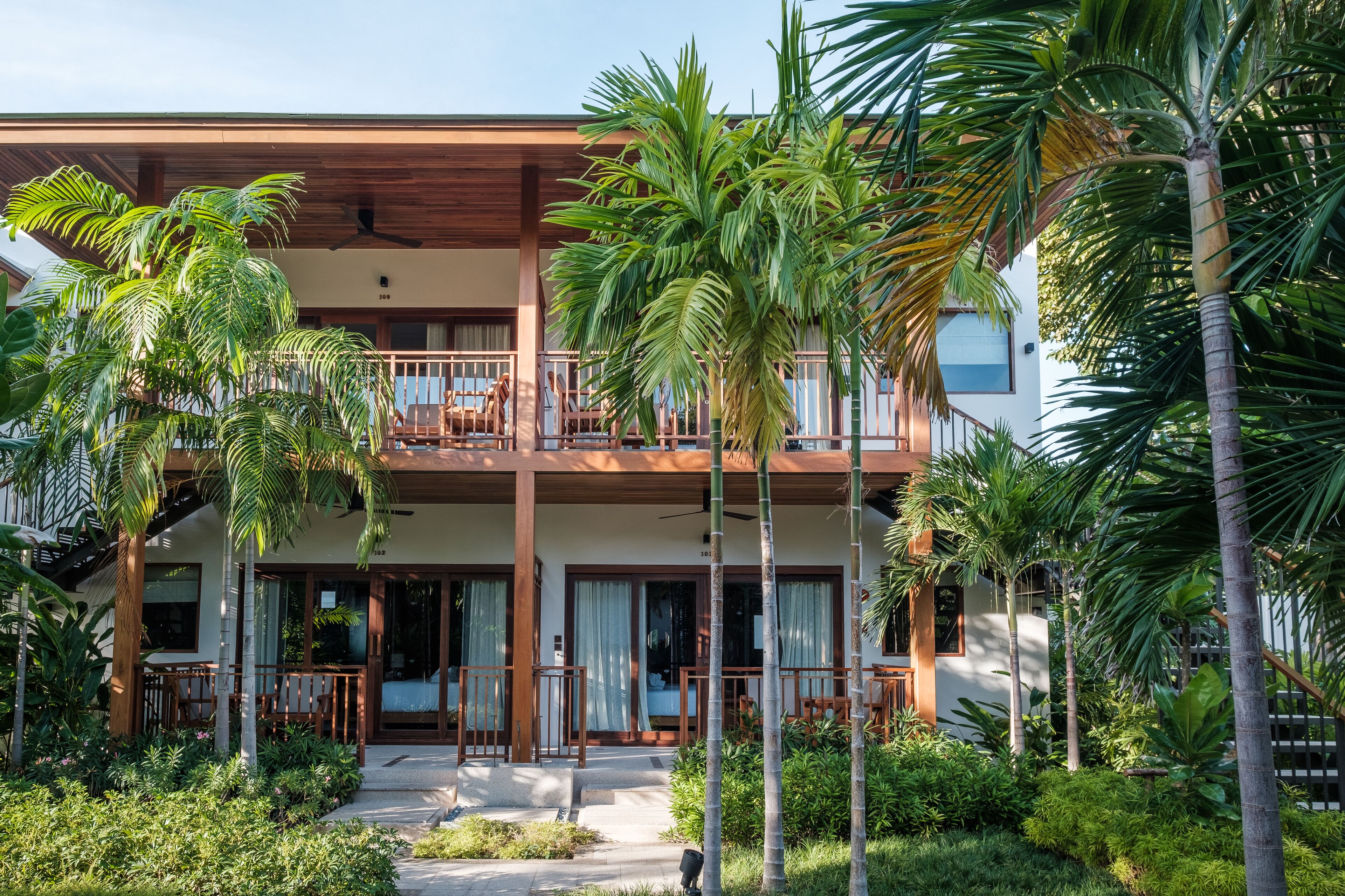 premium room | minibar, in-room safe, desk, iron/ironing board