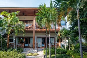 Premium room | Minibar, safe på rommet, skrivebord og strykejern/-brett