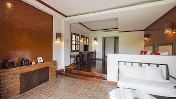 Superior Suite | Desk, free WiFi, bed sheets