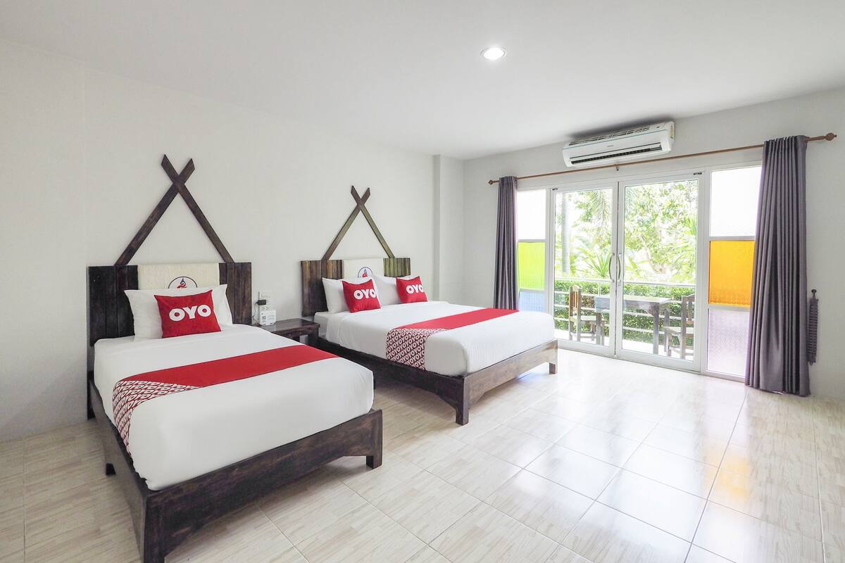 Deluxe Triple Room | Desk, WiFi (free), bed sheets