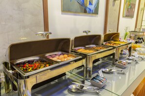 Daily buffet breakfast (PLN 49 per person)