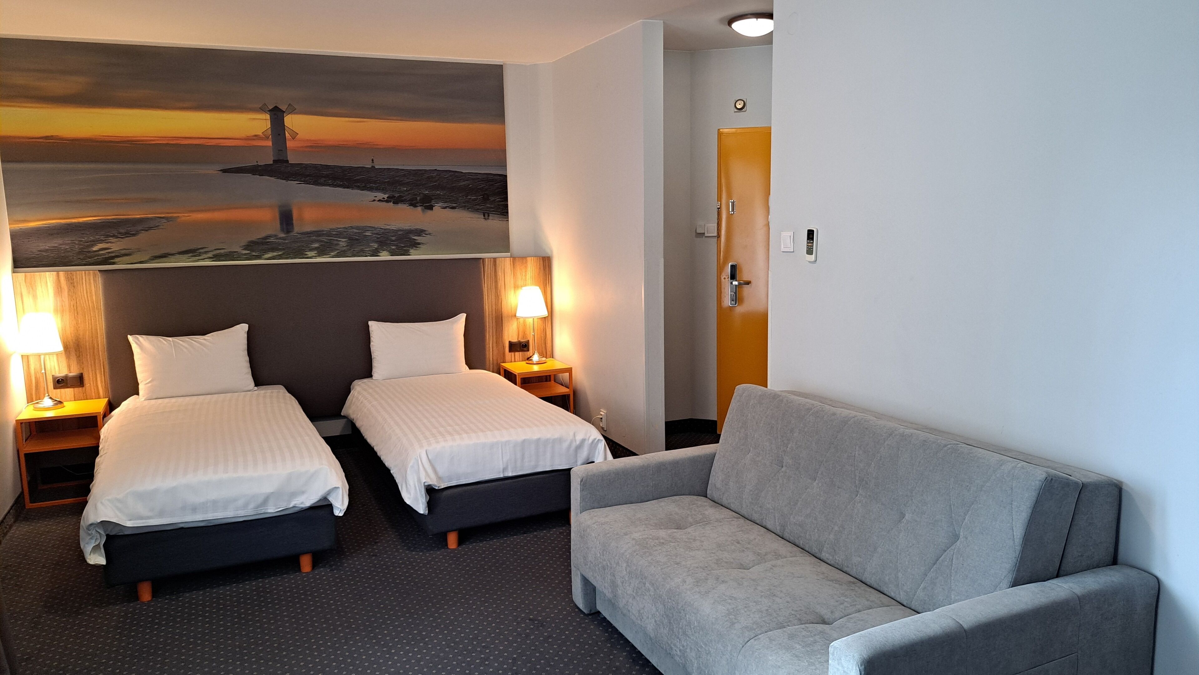 Tabla de planchar con plancha, wifi gratis y ropa de cama 