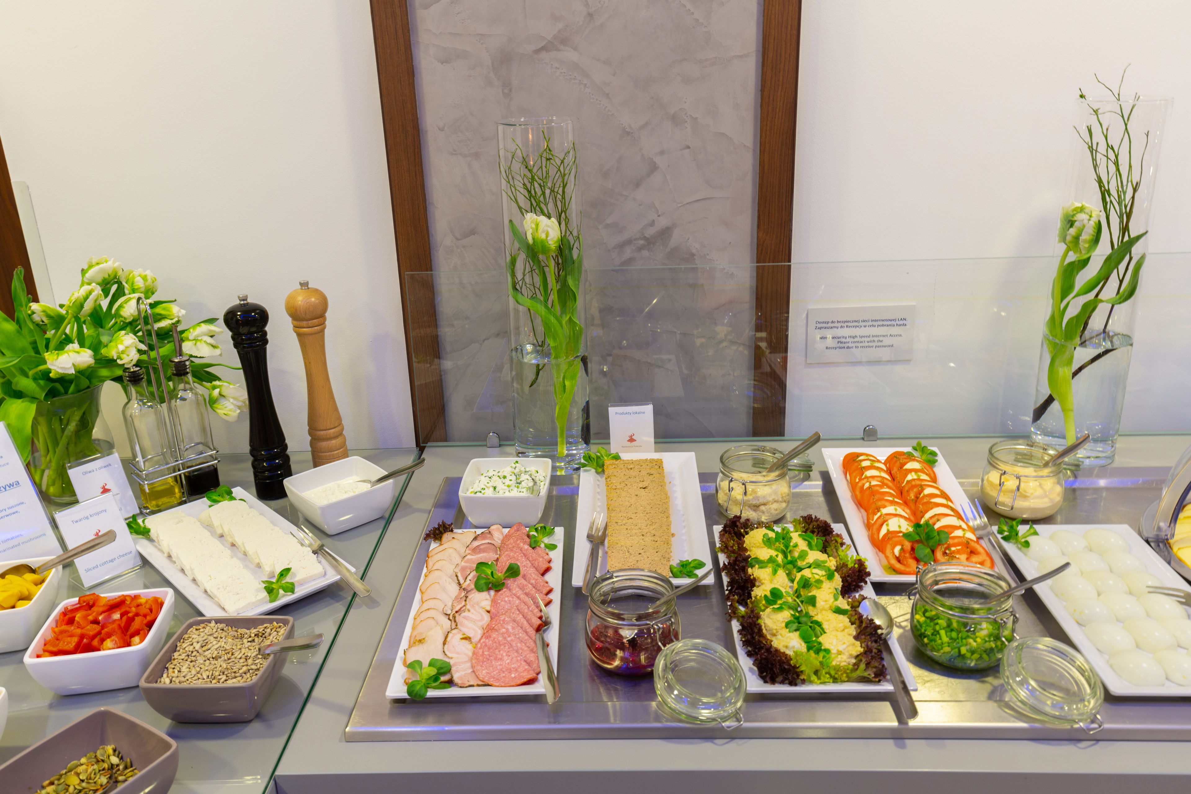 Daily buffet breakfast (PLN 49 per person)