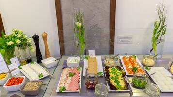 Daily buffet breakfast (PLN 49 per person)