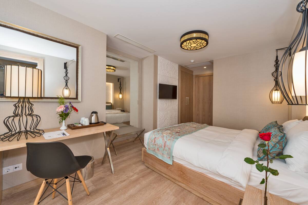 Economy Room, 1 Double Bed | Premium bedding, minibar, in-room safe, desk