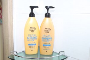 Twin Room | Bathroom