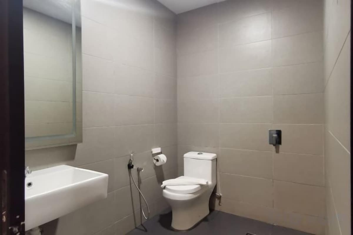 Baño | Regadera, regadera tipo lluvia, secadora de cabello, toallas
