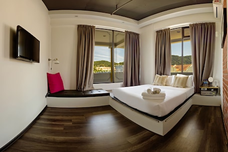 Premium Studio Suite, 1 Queen Bed, Non Smoking | In-room safe, blackout drapes, iron/ironing board, rollaway beds