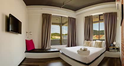 Roomies Suites
