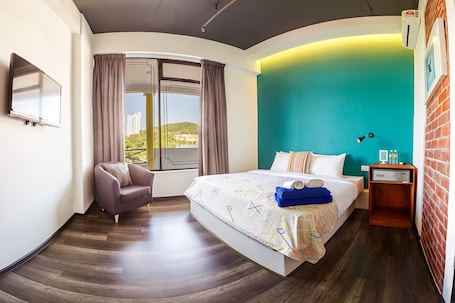 尊荣开间套房, 1 张大床, 无烟房 | 客房内保险箱、遮光窗帘、熨斗/熨板、折叠床/加床(额外收费)