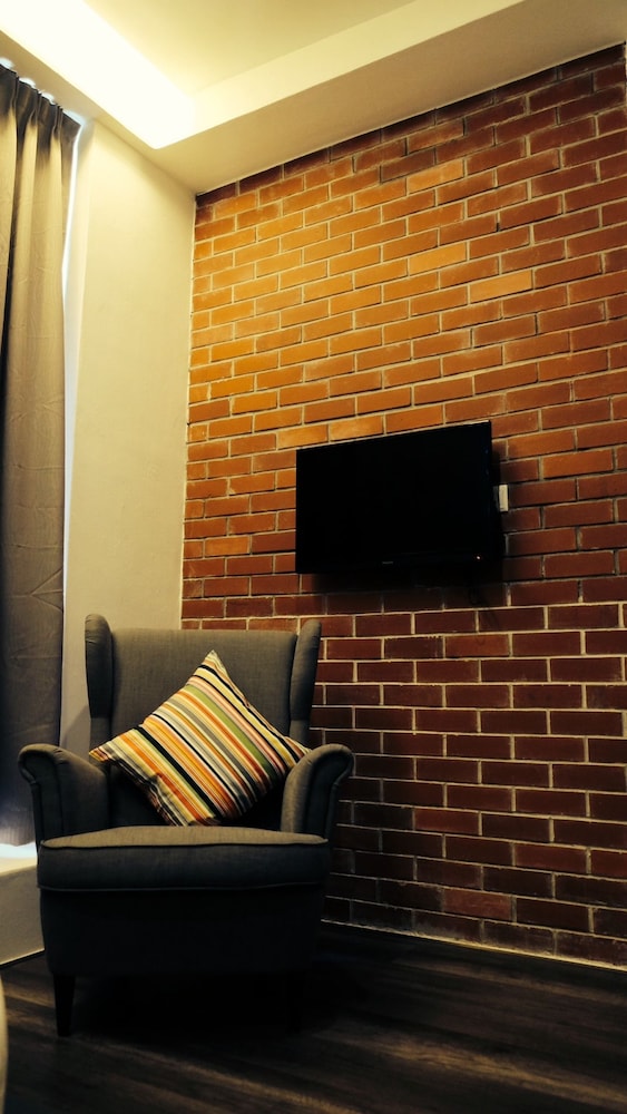 Roomies Suites by null