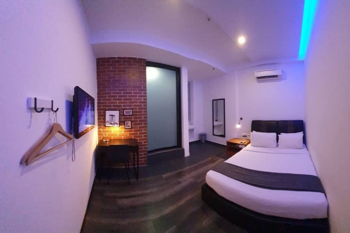 Premium Studio Suite, 1 Queen Bed, Non Smoking | In-room safe, blackout drapes, iron/ironing board (on request)